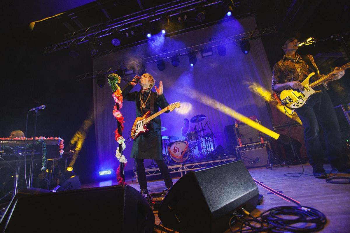 Нажмите на изображение для увеличения.

Название:	Kula_Shaker_W.jpg
Просмотров:	30
Размер:	110.8 Кб
ID:	10669800