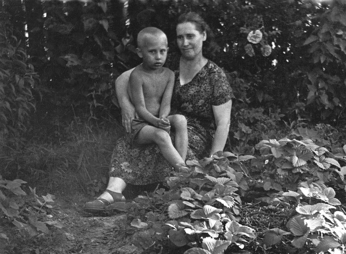 Нажмите на изображение для увеличения.  Название:	Vladimir_Putin_with_his_mother.jpg Просмотров:	0 Размер:	210.5 Кб ID:	10741451